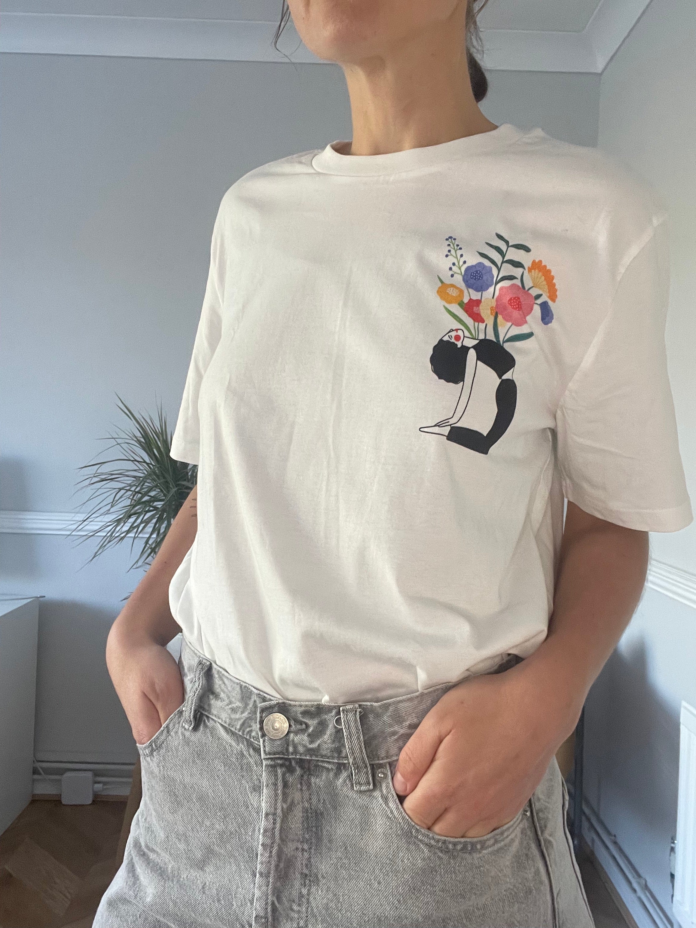 T-SHIRT BLOOMING YOGA LADY