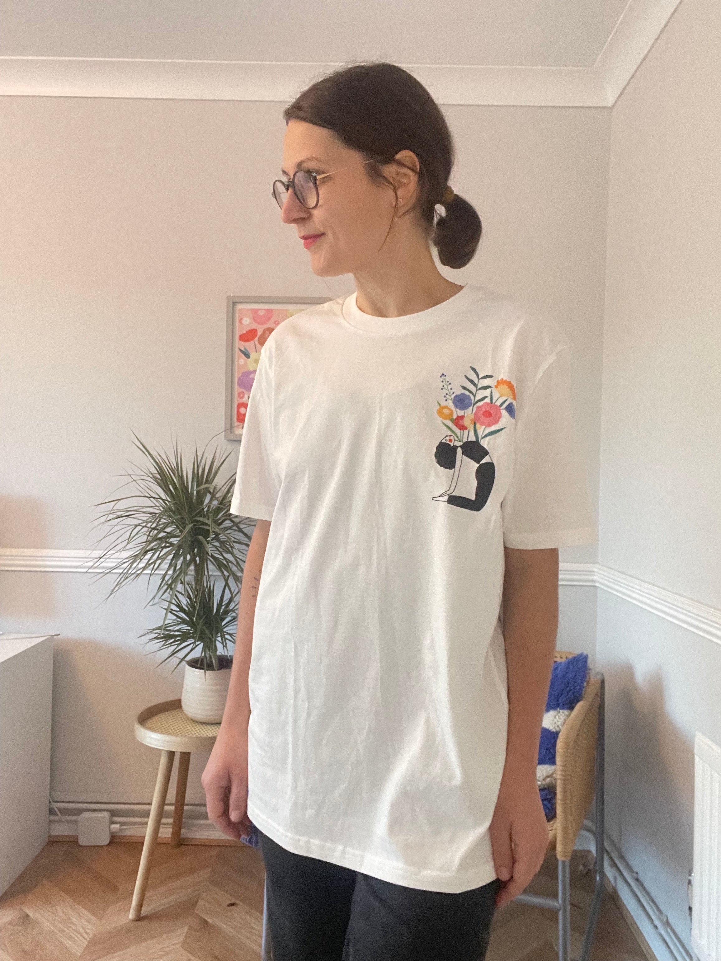 T-SHIRT BLOOMING YOGA LADY