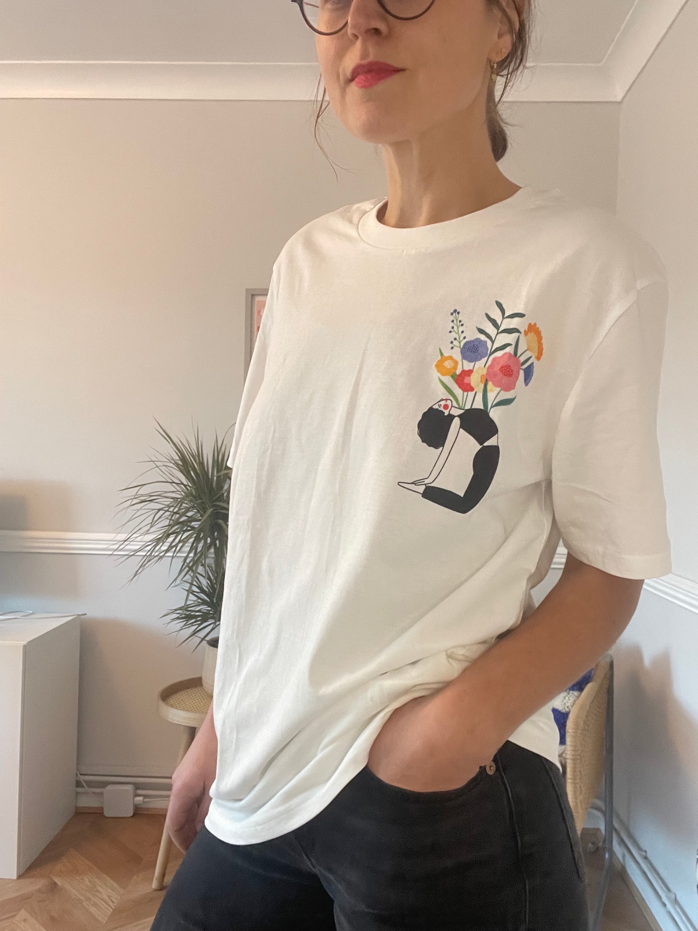 T-SHIRT BLOOMING YOGA LADY